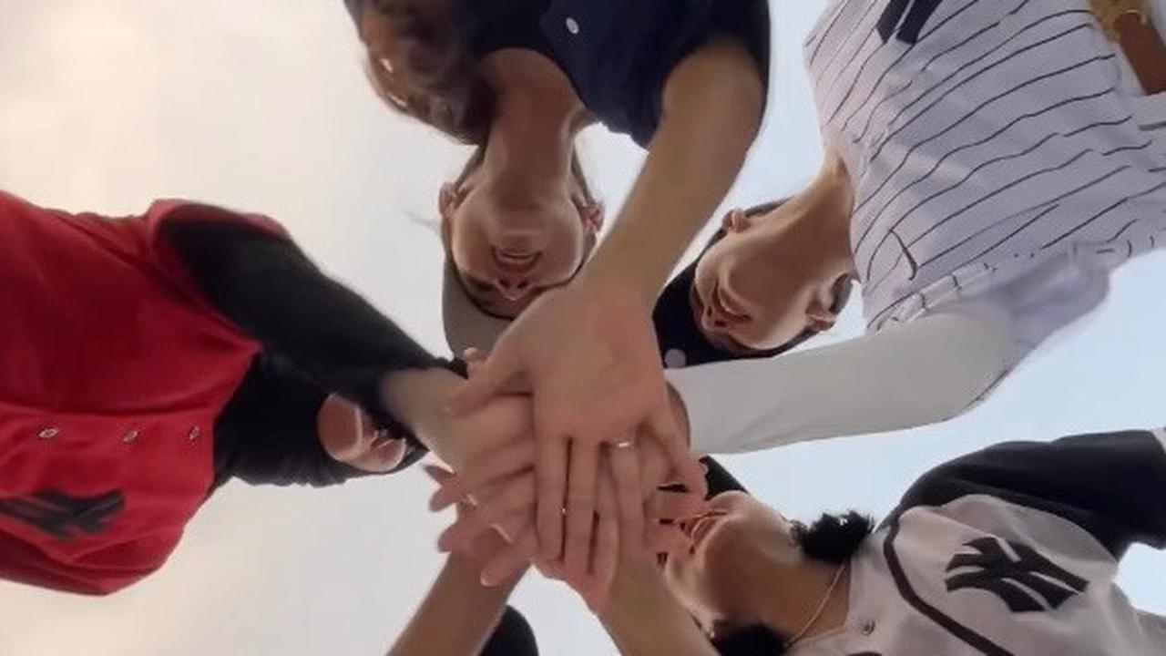 Ini momen para pemain Takdir Cinta yang Kupilih main baseball. Para pemainnya yaitu Dinda Kirana, Alisia Rininta, Haviza Devi, dan Aline Pertiwi.