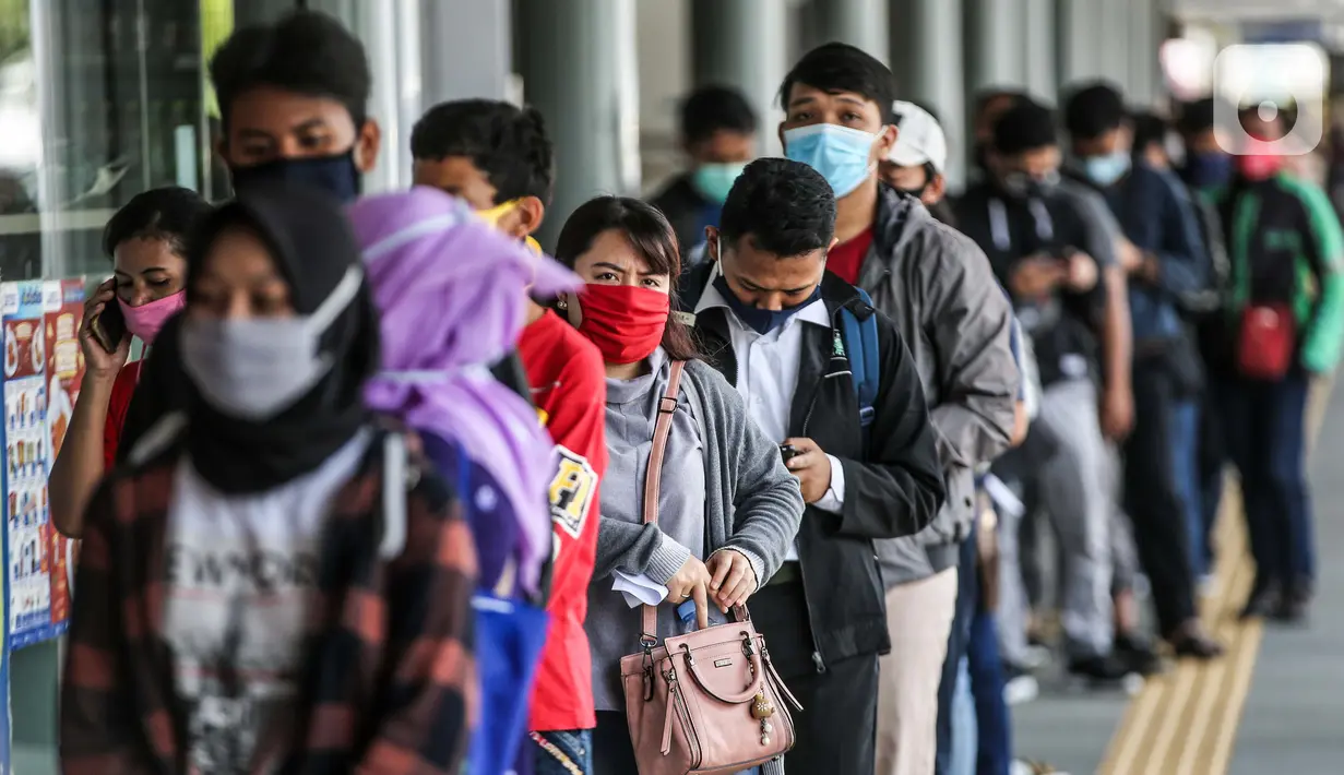 Calon penumpang mengantre untuk rapid test sebelum menggunakan KA jarak jauh di Stasiun Pasar Senen, Jakarta, Senin (27/7/2020).  PT KAI (Persero) mewajibkan penumpang untuk melakukan rapid test terlebih dahulu untuk menggunakan KA jarak jauh dengan tarif 85 ribu. (Liputan6.com/Faizal Fanani)