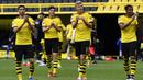 Para pemain Borussia Dortmund merayakan kemenangan atas Schalke 04 pada laga Bundesliga di Stadion Signal Iduna Park, Sabtu (16/5/2020). Dortmund menang 4-0 atas Schalke 04. (AP/Martin Meissner)