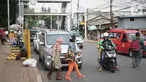 Pejalan kaki menyeberangi jalan di depan Stasiun Lenteng Agung, Jakarta, Senin (4/11/2019). Meski telah tersedia JPO, sebagian pejalan kaki lebih memilih untuk menyeberang sembarangan sehingga mengganggu arus lalu lintas serta berpotensi menimbulkan kecelakaan. (Liputan6.com/Immanuel Antonius)
