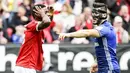 Duel Jhon Cordoba (kiri),Mainz dengan Sead Kolasinac, FC Schalke 04 saat berlaga di Bundesliga (19/3/2017) lalu. (EPA/Armando Babani)