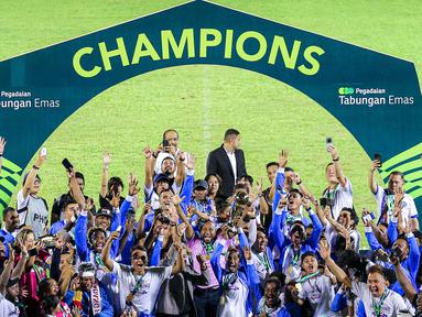 PSBS Biak menahbiskan sebagai juara Pegadaian Liga 2 2023/2024 setelah menang 3-0 atas Semen Padang pada laga leg kedua final Pegadaian Liga 2 2023/2024 di Stadion GOR Haji Agus Salim, Padang, Sabtu (9/3/2024). Jika ditotal, PSBS Biak unggul agregat 6-0 setelah pada leg pertama juga menang 3-0 atas Semen Padang. Laga leg kedua sendiri harus dihentikan saat waktu masih tersisa sepuluh menit lagi akibat ulah suporter tuan rumah yang menyalakan flare dan memasuki lapangan. (Bola.com/Bagaskara Lazuardi)