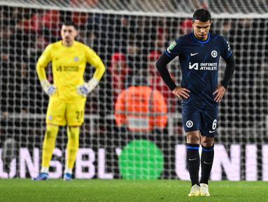 Reaksi bek Chelsea #06 Thiago Silva (kanan) menyusul gol gelandang Middlesbrough #07 Hayden Hackney pada laga leg pertama semifinal Carabao Cup 2023/2024 di Riverside Stadium, Rabu (10/1/2024) dini hari WIB. (Oli SCARFF / AFP)