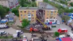 Suasana lokasi ledakan gas alam di sebuah gedung apartemen di Volgograd, Rusia (17/5). Dua orang tewas dan delapan lainnya cedera dengan tiga orang mengalami luka serius akibat kejadian ini. (Russian Emergency Ministry press service photo via AP)