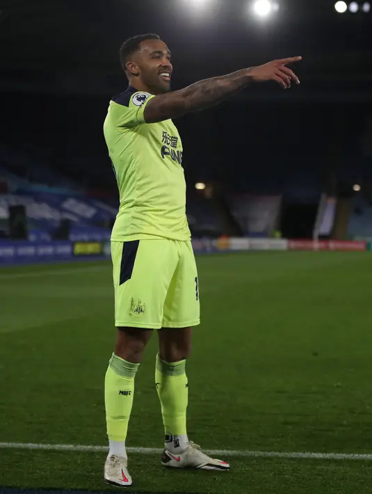 Striker Newcastle United, Callum Wilson melakukan selebrasi usai mencetak gol ke gawang Leicester City pada pertandingan lanjutan Liga Inggris di Stadion King Power di Leicester, Inggris, Sabtu (8/5/2021). Newcastle menang atas Leicester 4-2. (AFP/Pool/Nick Potts)