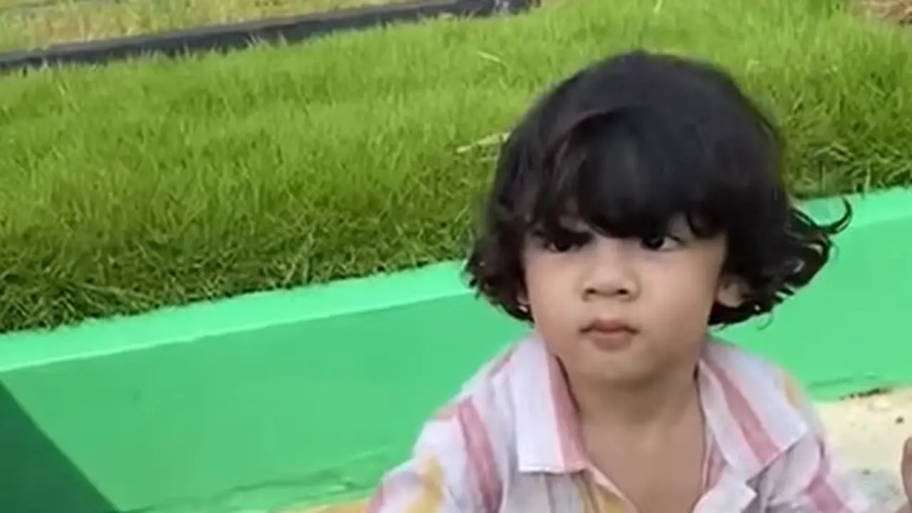 Potret Balint berkunjung ke makam sang bunda (Sumber: Instagram/monaratuliu)