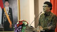 Menteri Dalam Negeri Tjahjo Kumolo memberikan sambutan saat menghadiri acara peresmian 'Pemilihan Kepala Daerah Serentak' di Kantor KPU, Jakarta, Jumat (17/4/2015). (Liputan6.com/Faizal Fanani)