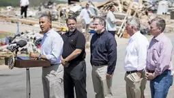 Presiden AS Barack Obama konferensi pers di wilayah yang rusak akibat topan 27 April lalu di Vilonia, Arkansas, Rabu (7/5/14). (AFP PHOTO/Brendan SMIALOWSKI)