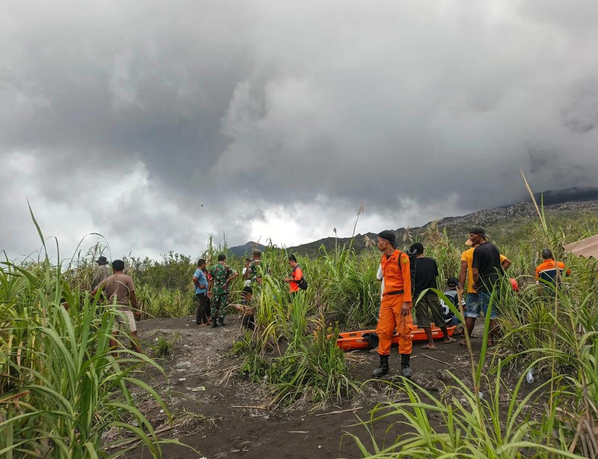 FOTO: Tim SAR Gabungan Evakuasi Pendaki Terdampak Erupsi Gunung Dukono