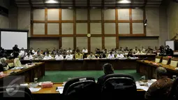 Menteri BUMN, Rini Soemarno mengikuti rapat kerja dengan Komisi VI DPR di Kompleks Parlemen, Jakarta, Kamis (1/10/2015). Komisi VI mengomentari langkah Menteri BUMN, Rini Soemarno yang kelewatan berkiblat ke Tiongkok. (Liputan6.com/Johan Tallo)