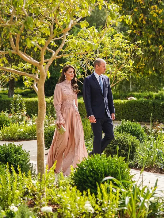 Bolehkah kita memasukkan Kate Middleton ke dalam daftar ini? Penampilan Princess of Wales ini memang tak pernah salah, ia selalu berhasil menghadirkan body goalsnya dalam setiap pilihan outfitnya. Outfit-outfit loose, seperti gaun super cantik ini ketika ia dan Prince William menghadiri pernikahan Putra Mahkota Al Hussein di Yordania. [Foto: Instagram/princeandprincessofwales]