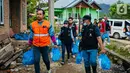 Satuan tugas tanggap bencana BRI, Tim Elang mendistribusikan bantuan logistik bagi warga terdampak gempa bumi di Posko BRI Peduli Tanggap Bencana Gempa Bumi Kabupaten Pasaman Barat, Sumatera Barat, Minggu (27/02/2022). (Liputan6.com/HO/CSRBRI)