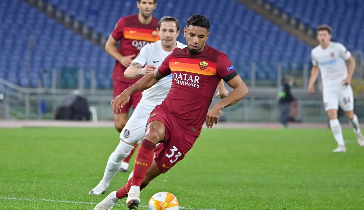 Bek AS Roma, Bruno Peres  (depan) membawa bola dari kejaran gelandang CFR Cluj, Ciprian Deac  pada pertandingan grup A Liga Europa di di Stadion Olimpiade di Roma (5/11/2020). AS Roma menang telak 5-0 atas CFR Cluj. (AFP/Alberto Pizzoli)