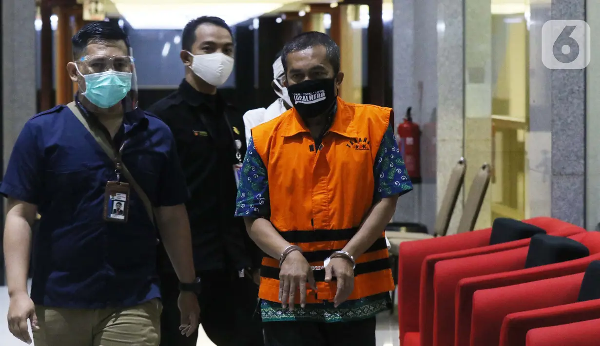 Kepala Bidang Pengadaan dan Pengembangan BKD Kabupaten Subang (2012 -2016), Heri Tantan Sumaryana digiring petugas usai menjalani pemeriksaan, di Gedung KPK Merah Putih, Jakarta, Kamis (10/9/2020). KPK menahan Heri Tantan Sumaryana terkait kasus dugaan gratifikasi. (Liputan6.comHelmi Fithriansyah)