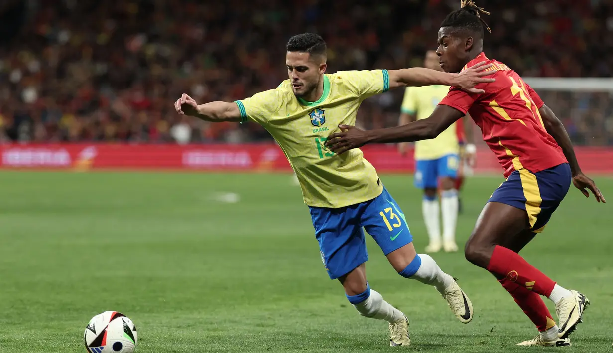 Laga ujicoba antara timnas Spanyol vs Brasil berakhir imbang 3-3. (Thomas COEX/AFP)