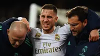 Eden Hazard mengalami cedera saat Real Madrid bersua Paris Saint-Germain pada laga kelima Grup A Liga Champions, di Santiago Bernabeu, Selasa (26/11/2019). (AFP/GABRIEL BOUYS)