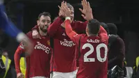 Selebrasi para pemain Manchester United merayakan gol penyeimbang 2-2 ke gawang Chelsea yang dicetak Bruno Fernandes (kiri) pada laga pekan ke-31 Premier League 2023/2024 di Stamford Bridge, London, Kamis (4/4/2024). (AP Photo/Kin Cheung)