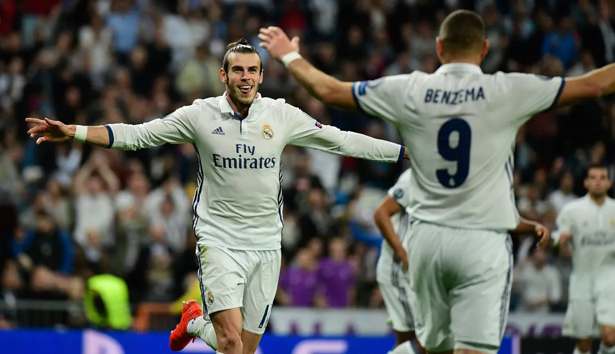 Gelandang Real Madrid, Gareth Bale melakukan selebrasi usai mencetak gol kegawang Legia Warsawa pada Liga Champion di stadion Santiago Bernabeu, Spanyol, (18/10). Madrid menang telak atas Legia dengan skor 5-1. (AFP Photo/Pierre-Philippe Marcou)