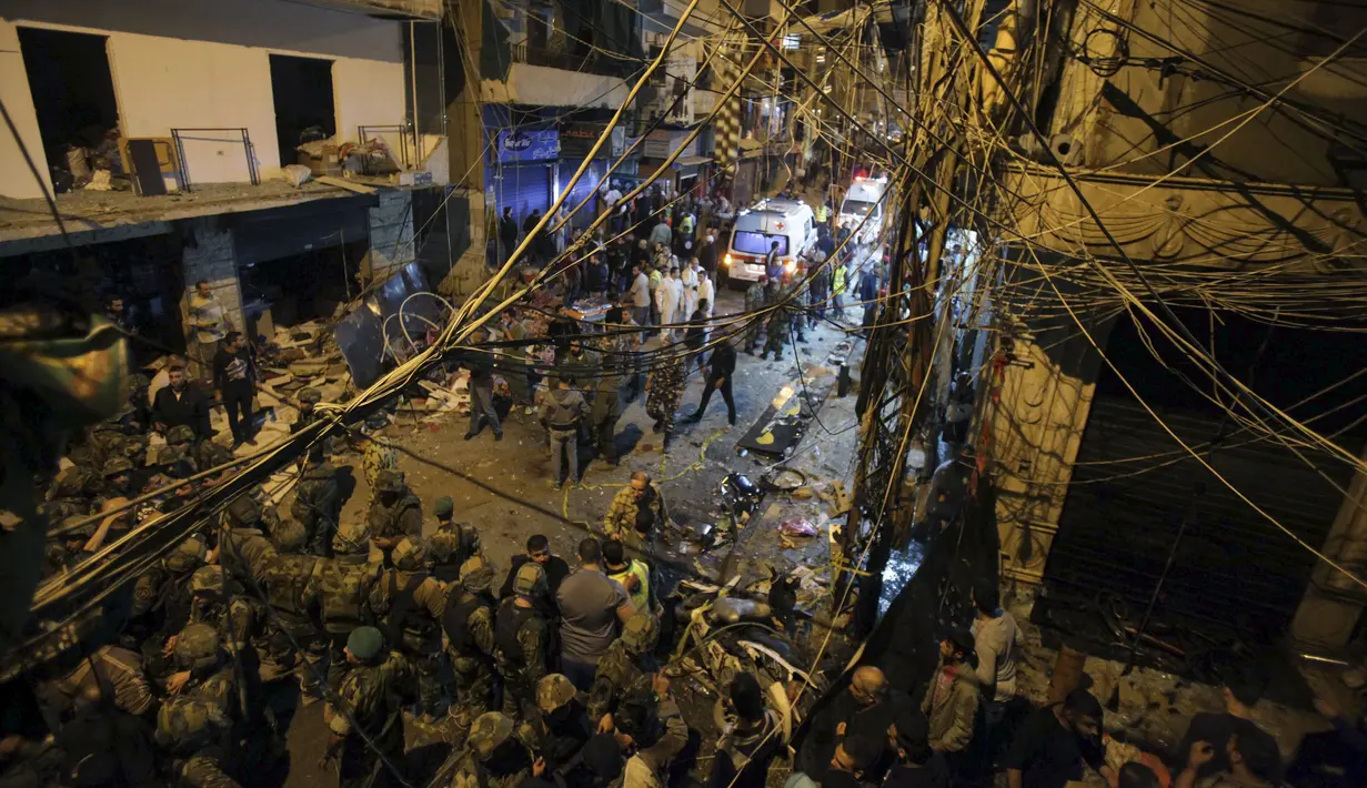 Petugas memeriksa area yang rusak akibat dua ledakan bom di Beirut, Lebanon, Kamis (12/11). Sedikitnya 37 orang tewas dan lebih dari 181 terluka dalam ledakan bom bunuh diri ini. (REUTERS / Khalil Hassan)