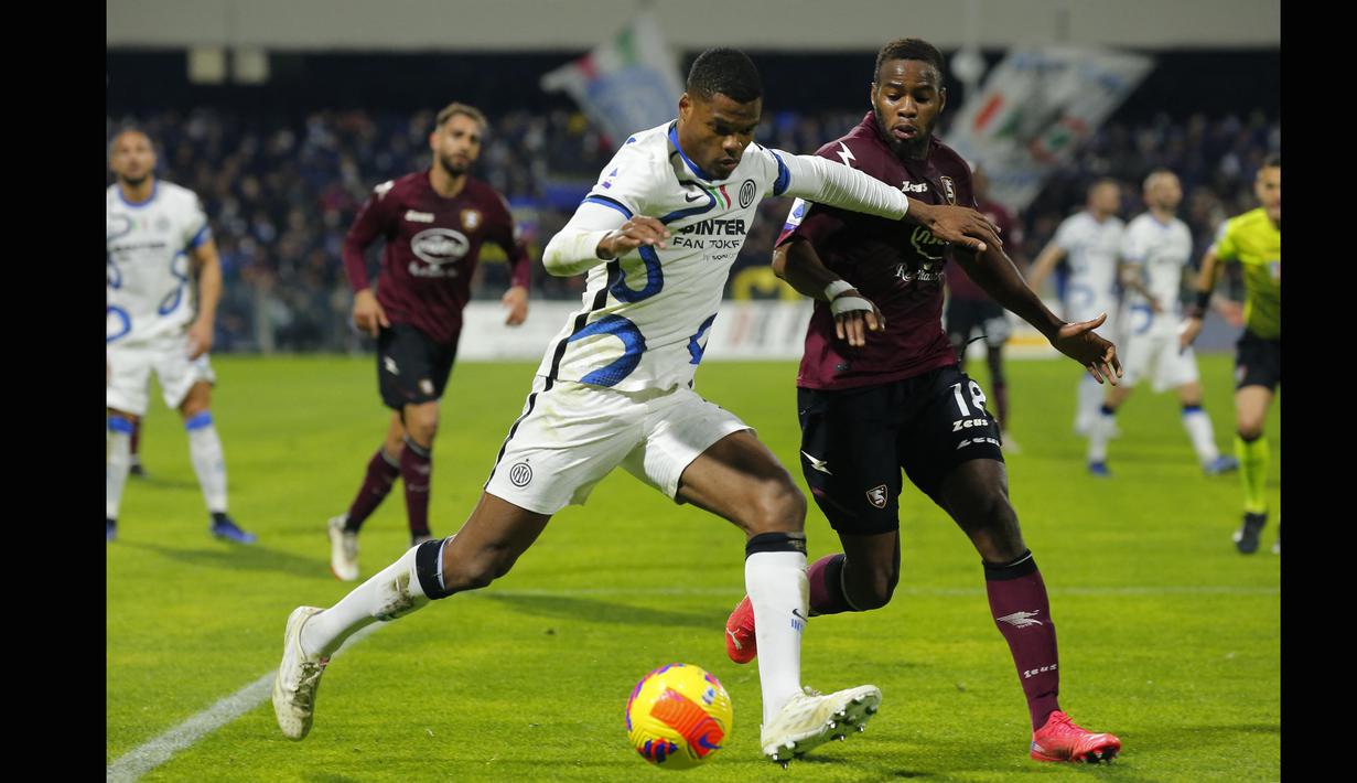 Inter akhirnya menemukan gol kedua di menit ke-33. Dzeko mengirim umpan daerah untuk disambut Dumfries yang berlari dari belakang dan melepas tembakan keras. (AFP/Carlo Hermann)