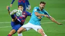 Striker Barcelona, Luis Suarez, berebut bola dengan bek Osasuna, Raul Navas, pada laga lanjutan La Liga pekan ke-37 di Camp Nou, Jumat (17/7/2020) dini hari WIB. Barcelona kalah 1-2 atas Osasuna. (AFP/Lluis Gene)