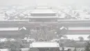 Kota Terlarang yang diselimuti salju terlihat dari paviliun di puncak bukit di Beijing, Rabu, 13 Desember 2023. (AP Photo/Ng Han Guan)