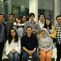 Cut Syifa bersama Megan Domani, Bryan Domani beserta orangtua mereka melakukan sesi pemotretan untuk program Diary Celebrity. (Istimewa)