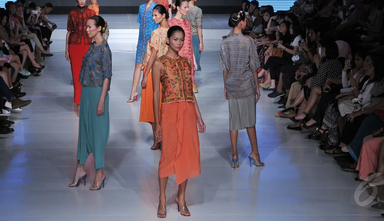 Oscar Lawalata kembali meluncurkan rancangan terbarunya dengan tema "MY NAME IS ASIA" di Jakarta Fashion and Food Festival 2015, Jakarta, Senin (25/5/2015). (Liputan6.com/Herman Zakharia) 
