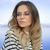 wanita menggunakan kacamat copyright/unsplash/Tamara Bellis