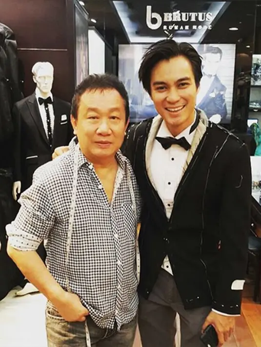 Baim Wong menunggah tiga foto saat mengenakan busana pre wedding di Rumah Mode Brutus. Benarkah Baim segera menikah? (Via Instagram/@Baimwong)