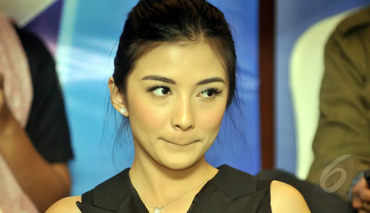 Walaupun sedang bete, tapi Chelsea Olivia tetap cantik, kan? Foto diambil di kawasan Mampang, Jakarta, pada Selasa (12/5/2015). (Liputan6.com/Panji Diksana)