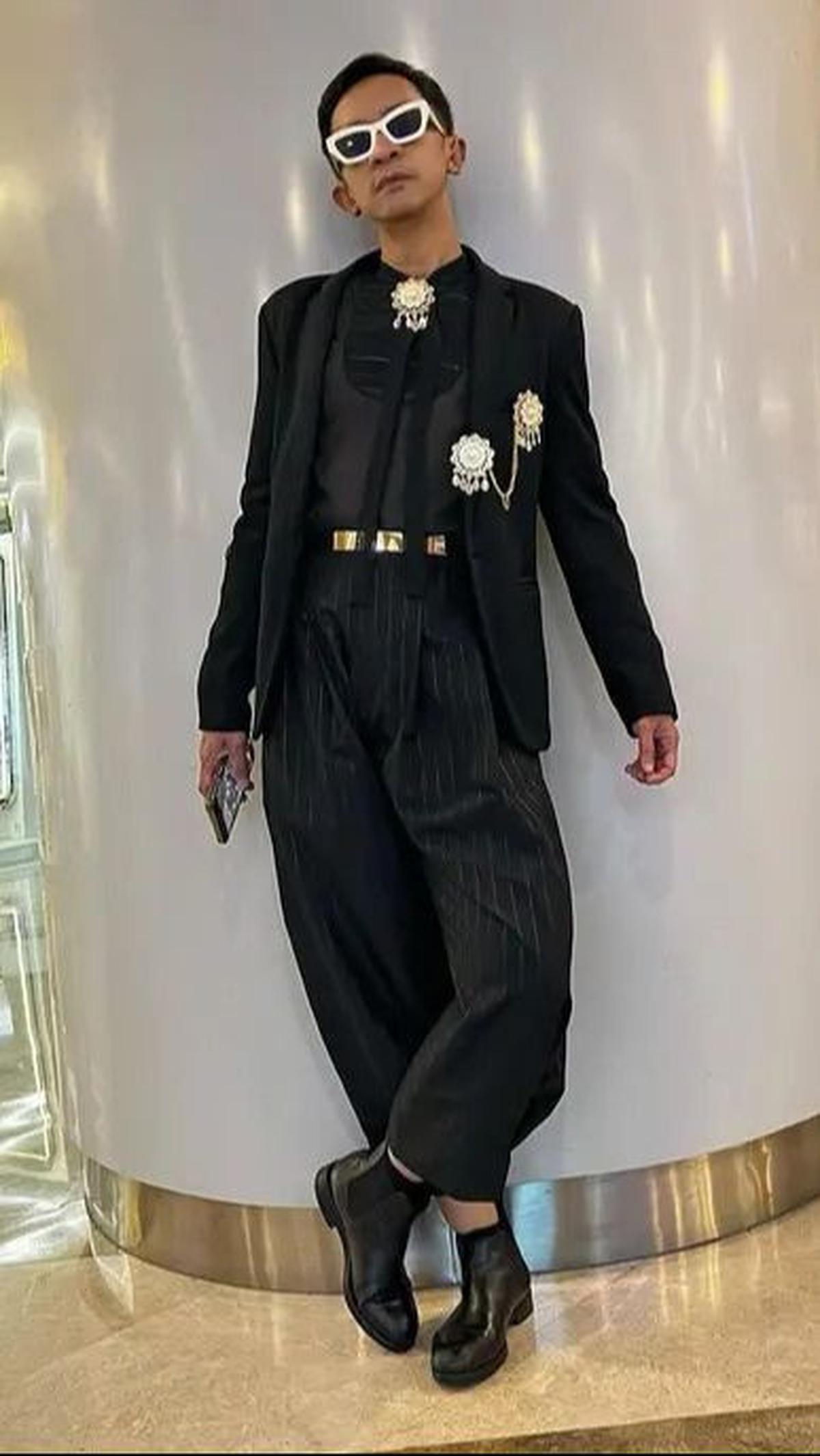 Dalam penampilan serba hitam lainnya, Aming tampil elegan dengan inner hitam, jas hitam, dan celana panjang hitam.