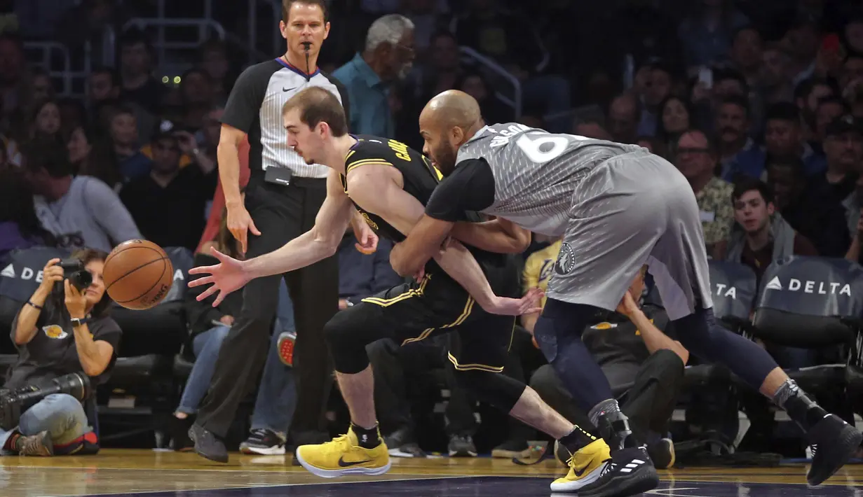 Pebasket LA Lakers, Alex Caruso, berusaha melewati pebasket Minnesota Timberwolves, Taj Gibson, pada laga NBA di di Staples Center, Sabtu (7/4/2018). Timberwolves menang 113-96 atas LA Lakers. (AP/Reed Saxon)