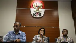 Menteri Keuangan sekaligus Ketua Pansel Dewan Komisioner OJK, Sri Mulyani memberikan keterangan pers di KPK, Jakarta, Kamis (9/2). Pansel OJK berharap KPK bisa mengecek ke 107 nama yang lolos seleksi tahap pertama(Liputan6.com/Helmi Afandi)