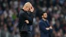 Pelatih Manchester City, Pep Guardiola tampak lesu setelah ditaklukkan Real Madrid pada laga leg pertama babak 16 besar Liga Champions di Stadion Santiago Bernabeu (12/3/2026). (AP Photo/Jose Breton)