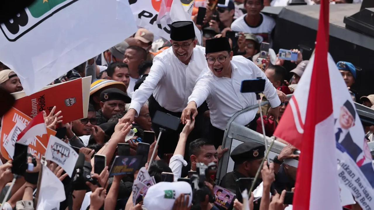 "Indonesia memang beragam, negeri yang penuh dengan paradoks. Ada kereta cepat, ada tol hebat, tapi ada jalan-jalan yang di desa-desa penuh lobang, dan becek ketika hujan,"&nbsp;