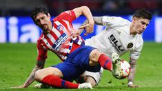 Stefan Savic (kiri) merupakan salah satu pemain dibalik kokohnya pertahanan Atletico Madrid. Hal tersebut dibuktikan ketika skuat asuhan Diego Simione hanya kemasukan 25 gol dari 38 laga pada musim lalu dan mengantarkan Los Rojiblancos juara Liga Spanyol musim 2020/2021. (Foto: AFP/Gabriel Bouys)