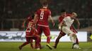 Striker Persebaya, Diogo Campos, berebut bola dengan pemain Persija Jakarta pada laga Shopee Liga 1 di SUGBK, Jakarta, Selasa (17/12). Persebaya menang 2-1 atas Persija. (Bola.com/Yoppy Renato)