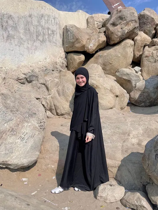 Gunakan pakaian serba hitam, kecantikan Syifa Hadju sangat terpancar. [instagram/syifahadjureal]