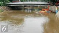 Suasana Pintu Air Manggarai, Jakarta, Senin (9/11/2015). Usai diguyur hujan, ketinggian di Pintu Air Manggarai masih aman dan berada di batas normal atau berada di bawah 750 cm, Jakarta, Senin (9/11/2015). (Liputan6.com/Yoppy Renato)