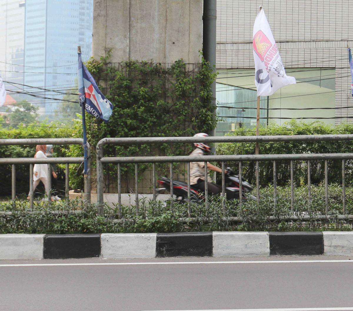 Menurut, anggota Bawaslu Provinsi DKI Jakarta, Sitti Rakhman mengatakan Bawaslu tidak bisa melakukan penindakan jika ada salah satu partai politik (Parpol) yang melanggar ketentuan, salah
satunya memasang atribut ketika bukan masa kampanye.