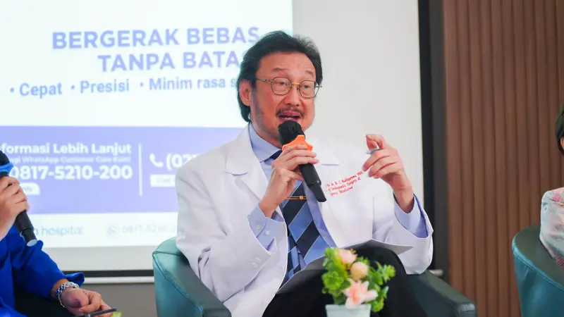 Dokter spesialis ortopedi dan traumatologi konsultan Profesor Dr dr Nicolaas C Budhiparama PhD SpOT(K) mengutarakan bahwa aktivitas fisik memang penting untuk kesehatan sendi dan tulang. (Foto: Dok Medistra)