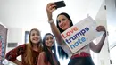 Penyanyi Katy Perry berfoto bersama sejumlah penghuni kamar asrama di Universitas Nevada, Las Vegas, dalam usahanya menggalang dukungan untuk capres AS Hillary Clinton, Sabtu (22/10). (David Becker/Getty Images/AFP)