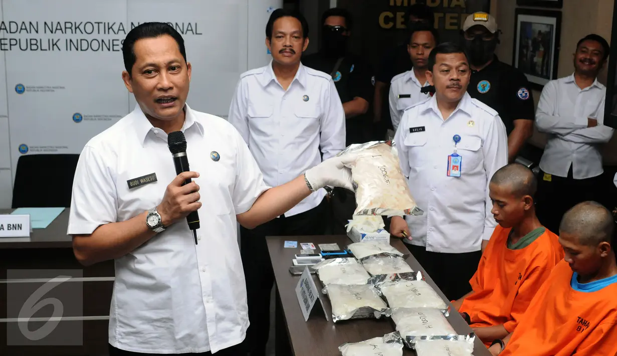 Kepala BNN, Budi Waseso memberi keterangan saat rilis pengungkapan pengedar sabu di Jakarta, Senin (27/3). BNN menangkap dua tersangka pengedar narkotika jaringan internasional dengan barang bukti sabu 11.076 gram. (Liputan6.com/Helmi Fithriansyah)