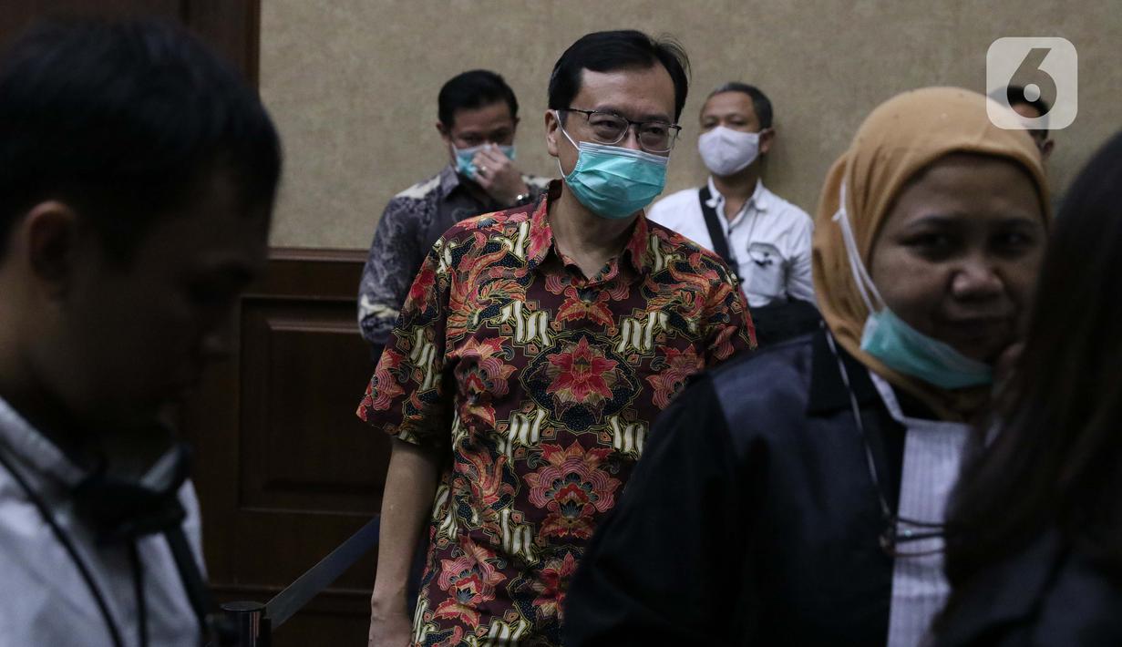 Terdakwa kasus dugaan korupsi di PT Asuransi Jiwasraya dari kalangan pengusaha, Benny Tjokrosaputro saat jeda sidang lanjutan di Pengadilan Tipikor Jakarta, Senin (6/7/2020). Sidang mendengar keterangan saksi. (Liputan6.com/Helmi Fithriansyah)