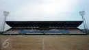 Kondisi tribun utama Stadion Lebak Bulus, Jakarta saat terakhir menggelar pertandingan antara Perpasi Bandung Raya melawan Villa 2000 pada 25 Agustus 2015 lalu. Stadion Lebak Bulus terkenal ”angker” buat tim lawan. (Liputan6.com/Helmi Fithriansyah)