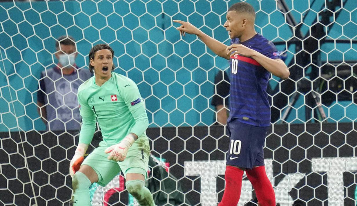 Saat berseragam Basel, Sommer membawa klub itu menjuarai Liga Super Swiss 4 kali dan Piala Swiss 1 kali. Penampilan apik bersama Basel membuatnya dilirik klub asal Jerman, Borussia Moenchengladbach (Gladbach).  (AP/Vadim Ghirda, Pool)