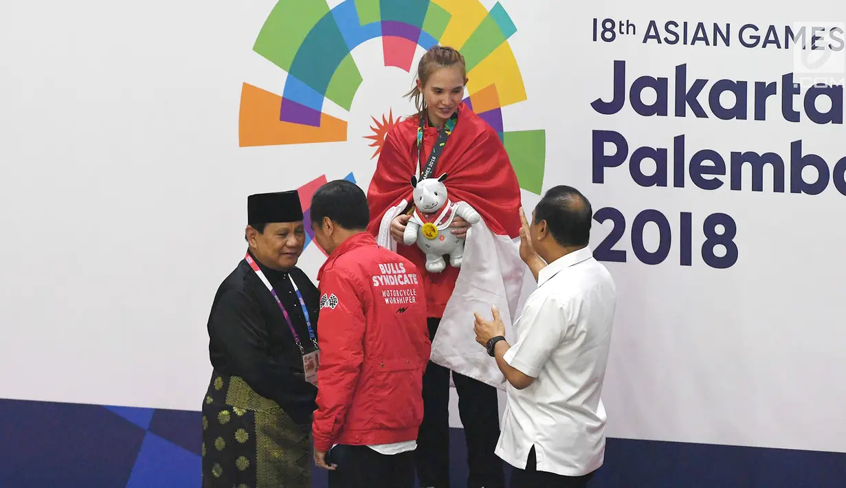 Presiden Joko Widodo bersama Ketua Umum Pengurus Besar Ikatan Pencak Silat Indonesia (IPSI) Prabowo Subianto usai mengalungkan medali kepada atlet di final pencak silat Asian Games 2018, Jakarta Jakarta, Rabu (29/8). (Merdeka.com/Imam Buhori)