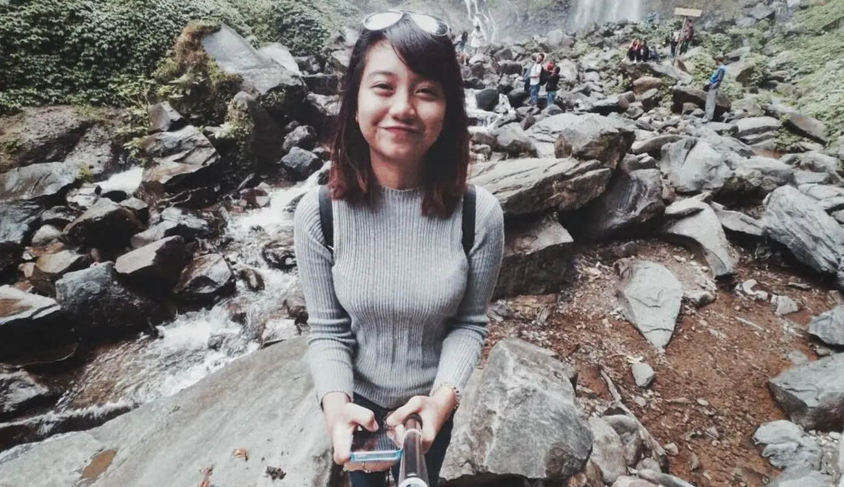 Senyumannya yang imut dan menggemaskan ini nampaknya akan sulit hilang dari benak orang-orang yang pernah melihatnya. Ghea, sekarang ini duduk di bangku perkuliahan di Universitas Negeri Yogyakarta, jurusan seni. (Instagram/gheaindrawari)