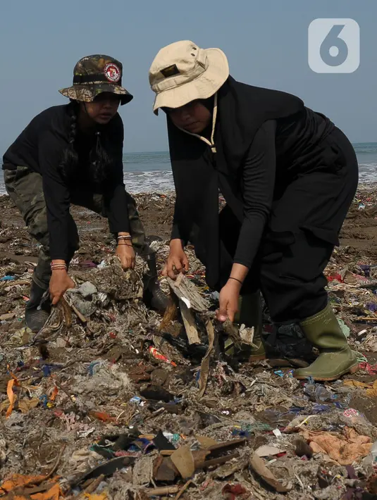 Ratusan personil TNI diterjunkan dalam aksi bersih pantai ini. (merdeka.com/Imam Buhori)